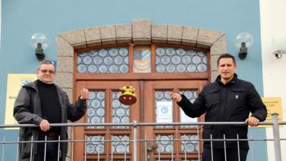 Bild: jma
Stadtverbandsvorsitzender Dieter Kies (li) und Bürgermeister Marcus Gradl mit einer selbstgebastelten Maske vor dem Rathaus