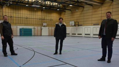Bild: jr
Sie präsentierten den neuen Bodenbelag und freuten sich über die nun vollendete Innensanierung der Mitterteicher Mehrzweckhalle: (von links) Hausmeister Michael Wölfl, Kämmerin Ursula Ockl und Bürgermeister Stefan Grillmeier.