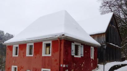 Bild: jp
Das ehemalige Kastler Mesnerhaus in der Klosterbergstraße, dem der Verfall drohte, wird von den neuen Eigentümern saniert. Der dahinter liegende Stadel wird abgebrochen und durch ein kleineres Holzgebäude ersetzt, das ins Gesamtprojekt integriert wird.