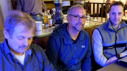 Archivbild: le
Das Bild stammt von einer Zusammenkunft vor der Pandemie. Vorsitzenden Willy Meierhöfer, Geschäftsführer Michael Bock und Forstamtmann Sebastian Höllerer (von links ) halten die heute 65-jährige Waldbesitzervereinigung Floß und Umgebung weiter fest zusammen.