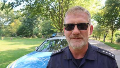 Archivbild: uz
Polizeihauptkommissar Johann Wurm erkennt eine Zunahme von Verstößen gegen das Handyverbot während des Fahrens.