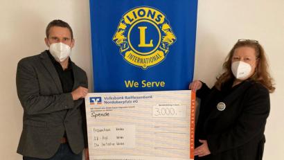Bild: Lions-Club Goldene Straße/exb
Past-Präsidentin und maßgebliche Organisatorin von „Comic trifft Weiden“, Andrea Schubert (links), sowie der derzeitige Präsident des Clubs Christian Schramek.