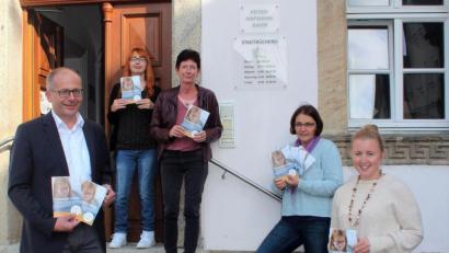 Bild: stg
Informationen, die über den Bestellservice hinaus gehen, bietet auch ein Flyer, den von der Stadt Susanne Schiller (rechts) und Bürgermeister Roman Schäffler sowie von der Bücherei Deborah Pregler, Christine Schubert und Judith Schliermann (von links) präsentieren.