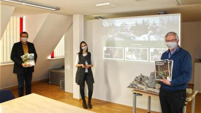 Bild: JOCHEN NEUMANN 
ERBENDORF
Der Vorsitzende der Steinwald-Allianz, Bürgermeister Johannes Reger (rechts), bezeichnete die Arbeit in Sachen Tourismus als hervorragend. Mit auf dem Bild (von links) Geschäftsführer Martin Schmid und Tourismusfachkraft Nina Lang.