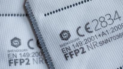 Symbolbild: Rolf Vennenbernd/dpa
FFP2 Masken mit CE-Zertifizierung liegen auf einem Tisch. In Bahn und Bus sowie beim Einkaufen müssen FFP2-Masken getragen werden.