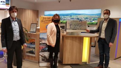 Bild: gi
In der Raiffeisenbank-Geschäftsstelle überreicht Filialleiterin Karin Lindner (Mitte) den symbolischen Scheckstellvertretend für alle Spendenempfänger an Bürgermeister Armin Bulenda (rechts).
