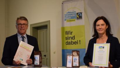 Bild: szl
Tirschenreuth bleibt Fair-Trade-Stadt. Das Siegel darf die Stadt für weitere zwei Jahre führen. Darüber freuen sich Bürgermeister Franz Stahl und Doris Schön, Fair-Trade-Beauftragte im Stadtrat.