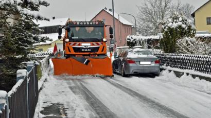 Bild: Andreas Royer
An manchen Stellen im Stadtgebiet geht’s beim Winterdienst auch richtig eng zu. Vernünftiges Verhalten schützt hier meist vor Schäden.