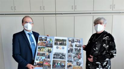 Bild: lg
Die Fotos auf dem Kaleidoskop, das Christine Paschen überreichte, dokumentieren das über dreißigjährige Engagement von Ludwig Pfeiffer am Ortenburg-Gymnasium.