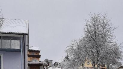 Bild: soj
Besonders in den Wintermonaten kommt es am Kalvarienbergweg immer wieder zu gefährlichen Situationen sowohl für Autofahrer als auch für Fußgänger. Deshalb hat der Gemeinderat ein eingeschränktes Halteverbot für die Wintermonate erlassen.