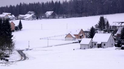 Bild: bkr
Zwei Parzellen liegen links und eine rechts neben der nach oben führenden Straße. Die vierte etwas oberhalb.