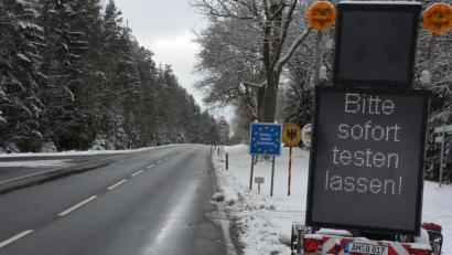 Bild: jr
„Bitte sofort testen lassen“, heißt es beim Grenzübertritt von Tschechien nach Deutschland, wie hier beim Übergang bei Waldsassen.