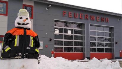 Bild: Freiwillige Feuerwehr Groschlattengrün
Seit dem Wochenende steht vor dem Feuerwehrhaus Groschlattengrün ein Schneemann - natürlich im entsprechenden Outfit.