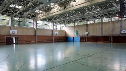 Archivbild: Gerhard Götz
Das plakativste Beispiel für die neue Bescheidenheit im Landkreis ist die Turnhalle des Neustädter Gymnasiums. Der Kreistag kippte Ende 2020 zugunsten einer günstigeren Generalsanierung seinen eigenen Beschluss zum Neubau, den er 2019 gefasst hatte.