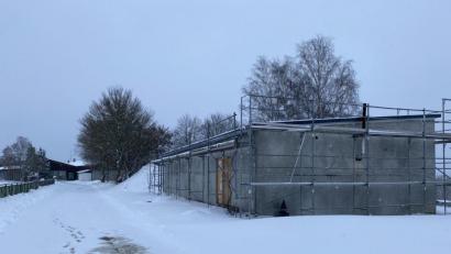 Bild: Eichl
Auf die Heizzentrale zwischen Feuerwehrhaus und Mehrzweckhalle (im Hintergrund) soll eine Photovoltaikanlage zum Eigenverbrauch des Marktes gebaut werden.
