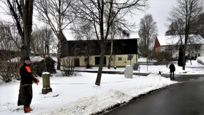 Bild: ubb
Biobauer Andreas Kunz (links) und Bund-Naturschutz-Kreisvorsitzender Josef Siller messen den Abstand zwischen einer abgeholzten Hecke und der Straßenkreuzung in Groppenheim - er beträgt 14 Meter. Die beiden sind überzeugt, dass die Verkehrssicherheit nicht beeinträchtigt gewesen wäre.