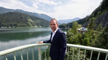 Bild: Matthias Balk/dpa
Thorsten Glauber, Umweltminister von Bayern, steht am Sylvensteinstausee.