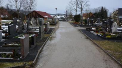 Bild: jr
Neu gestaltet und ausgebaut werden sollen die Wege auf dem Bad Neualbenreuther Friedhof. Die Maßnahmen sollen in zwei Abschnitten heuer und im kommenden Jahr durchgeführt werden.