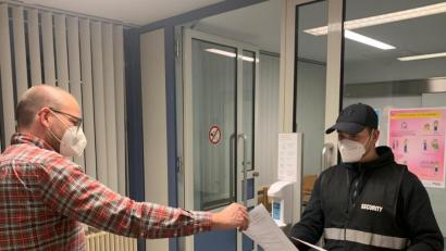 Bild: Daniel Geissler 
Am Eingang muss sich jeder Impfwillige ausweisen. Erst zum vereinbarten Zeitpunkt darf das Impfzentrum betreten werden.
