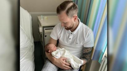 Bild: Angelika Sitter
Die Wochenstation am Klinikum St. Marien: Remi Szewczyk hält seinen neu geborenen Sohn auf dem Arm. In Coronazeiten gelten strenge Besuchsregeln. Für frisch gebackene Familien ist diese Ruhe nicht schlecht.