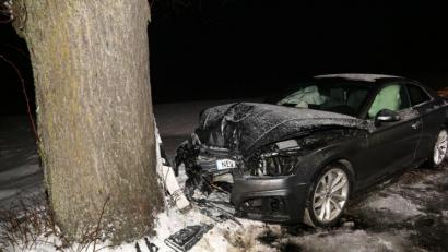 Bild: rw
Der Audifahrer stieß mit seinem Wagen frontal gegen einen Baum und musste mit mittelschweren Verletzungen ins Klinikum gebracht werden.