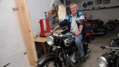 Bild: Joachim Gebhardt
Hans Rahm schwört auf die alte Motoren-Technik: „Schon damals gab es fast alles, was heute Standard ist!“ Und die 66 Jahre alte NSU Konsul läuft noch wie am ersten Tag. Qualität setzt sich eben durch.