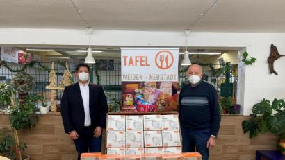 Bild: Dobmeier
BRK Kreisgeschäftsführer Sandro Galitzdörfer (links) spendet vom BRK-Landesverband Bayern 2000 FFP2-Schutz-Masken an die Tafel Weiden-Neustadt mit Vorsitzenden Josef Gebhardt.