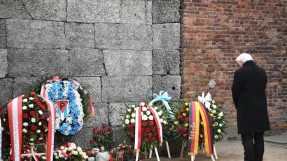 Archivbild: Britta Pedersen/dpa
Bundespräsident Frank-Walter Steinmeier legt bei der Gedenkfeier zum 75. Jahrestag der Befreiung des ehemaligen deutschen Konzentrationslagers Auschwitz einen Kranz an der Todeswand nieder.