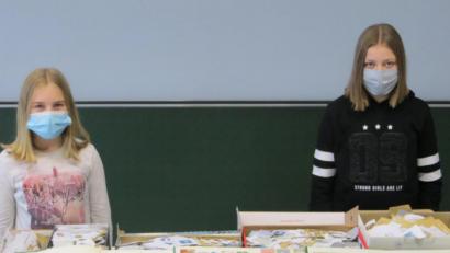 Bild: dob
Sophia Witt und Julia Reindl (von links), beide Klasse 5 b, freuen sich über die vielen gespendeten Briefmarken.