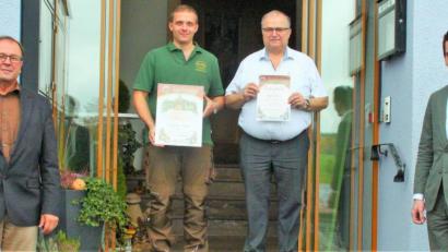Bild: stg
Anlass zur Freude über die gute Zusammenarbeit hatten (von links) Vertriebsleiter Helmut Radimerski, Markus Busch, Bruno Busch sowie Geschäftsführer Baron Johannes Gemmingen-Hornberg.