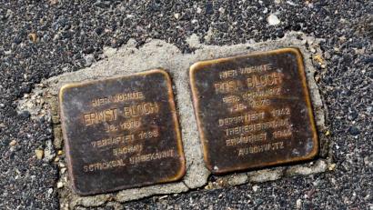 Bild: exb
Sogenannte Stolpersteine erinnern in der Schlachthausstraße an Ernst und Rosa Bloch.