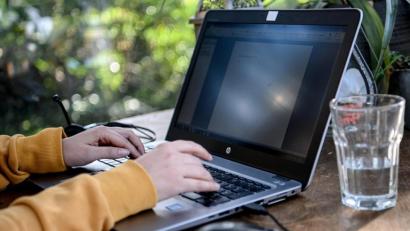 Bild: Britta Pedersen/dpa-Zentralbild/dpa
Das Arbeiten im Home-Office gehört mittlerweile zum Standard auch in unserer Region.