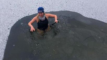 Bild: Weiler/exb
Silke Weiler im eisigen Weiher: Die Wassertemperatur liegt knapp über dem Gefrierpunkt und gegen die Eisplatten hilft ein Hammer.