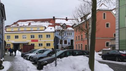 Bild: Portner
Einen freien Parkplatz findet man am Marktplatz von Oberviechtach meistens. Dafür sorgt die Parkscheiben-Regelung mit einer maximalen Standzeit von zwei Stunden. Doch auch die Anwohner wollen ihr Auto vorm Haus abstellen.