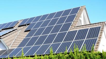 Bild: Gabi Schönberger
Strom vom Dach. Eine Möglichkeit alternativer Energiegewinnung - und ein Punkt, um den sich künftig Klimaschutzmanager und -beirat kümmern könnten.