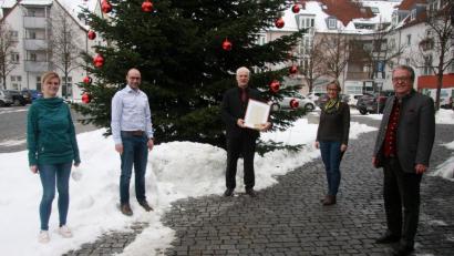 Bild: wro
In den Mittelpunkt der kleinen Feierstunde rückten Thomas Weiß (Dritter von rechts) und Alexander Bäumler (Zweiter von links). Es gratulierten die Vertreterin des Personalrates, Carolin Holub (links), Bürgermeister Toni Dutz und Personalsachbearbeiterin Anita Weber-Tretter (von rechts).