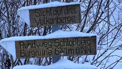 Bild: stg
Rund um Kemnath und Waldeck sollen die Wanderwege neu beschildert werden. Ob es in Waldeck allerdings wirklich nötig ist - hier eine Beschilderung am Fuße des Schlossberges - soll erst noch mit dem HuK abgeklärt werden.