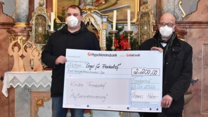 Bild: no
Thomas Huber (links) überreicht einen Spendenscheck über 2200 Euro für den geplanten Außenanstrich der Filialkirche St. Margareta an Pfarrer Thomas Schertel. Die Engel, die links auf dem Altar stehen, sind übrigens Ansichtsexemplare in einem vergrößerten Format und nicht verkäuflich.