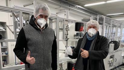 Bild: Elasto Form/exb
Marcus Sperber (links) führt den Bundestagsabgeordneten Alois Karl durch den Betrieb, in dem täglich 200 000 FFP 2-Masken hergestellt werden.