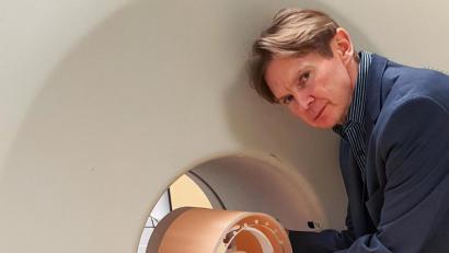 Bild: Ringler/OTH Amberg-Weiden/exb
Prof. Ralf Ringler zeigt im Labor der OTH Amberg-Weiden ein bereits in einer Bachelorarbeit an der OTH zusammen mit dem Uniklinikum Erlangen entwickeltes Phantom.