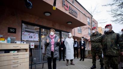 Bild: Kay Nietfeld
Annegret Kramp-Karrenbauer am Rande eines Besuchs einer Alten- und Pflegeeinrichtung in Berlin. Foto: Kay Nietfeld/dpa