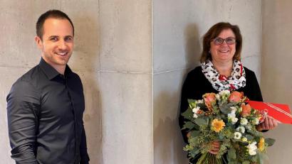 Bild: wro
Nach 36 Jahren verabschiedet sich Michaela Stilp (rechts). Dr. Phillipp Pirmanschegg (links) bedankte sich mit Blumen und einem Geschenk bei der langjährigen Mitarbeiterin. Für die Zukunft wünschte er alles Gute.
