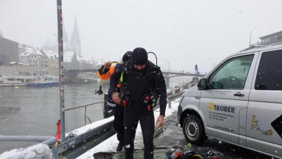 Bild: gib
Taucher Erdem Yilmaz rüstet sich für die Kampfmittelräumung in der Donau.