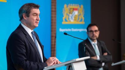 Bild: Sven Hoppe
Ministerpräsident Markus Söder (links) und Klaus Holetschek (CSU), Gesundheitsminister von Bayern, nehmen nach einer Kabinettssitzung an einer Pressekonferenz teil.