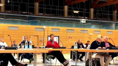 Bild: Thomas Dobler
Als Sitzungssaal für den Schwarzenfelder Marktrat dient in Pandemiezeiten die Sporthalle im Sportpark, wo die nötigen Abstände zwischen den Ratstischen hergestellt werden können.