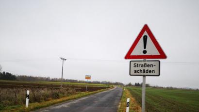 Bild: Thomas Dobler
Wenn man den Oberbau der 2,2 Kilometer langen Strecke des Deiselkühner Wegs verstärkt, und zwar vom Ende der Wohnbebauung im Süden des Marktes bis zur Brücke über den Fensterbach, der bei Münchshöf die Gemeindegebiete von Schwarzenfeld und Schwandorf trennt, dann würde das für den Markt rund 400 000 Euro kosten.