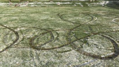 Archivbild: SV Wenzenbach/exb
Ein bizarres Muster und einen ramponierten Rasen hinterließ ein Autofahrer vor einigen Wochen auf dem Fußballplatz des SV Wenzenbach.