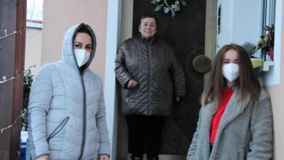 Bild: prh
Amanda Castilli-Schmidt (Mitte) hat viele Jahre Sachspendensammlungen für die Christliche Kinderhilfe Rumänien organisiert. Ihr Werk, Notleidenden zu helfen, setzen nun Shukrije Hahn (links) und Emira Malanezos (rechts) fort. Sie sammelnd für Bedürftige im Kosovo und Albanien.