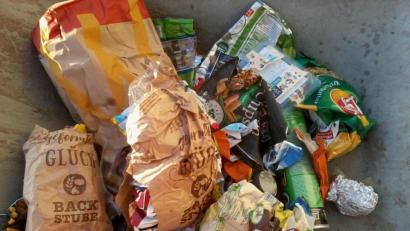 Bild: bkr
Tüten für Knabbereien und Backwaren haben Unbekannte in die Mülltonne des Friedhofes geworfen.