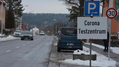 Bild: jr
Ein Hinweisschild in der Egerer Straße in Waldsassen gibt die Richtung zum Parkplatz vor dem Testzentrum vor.